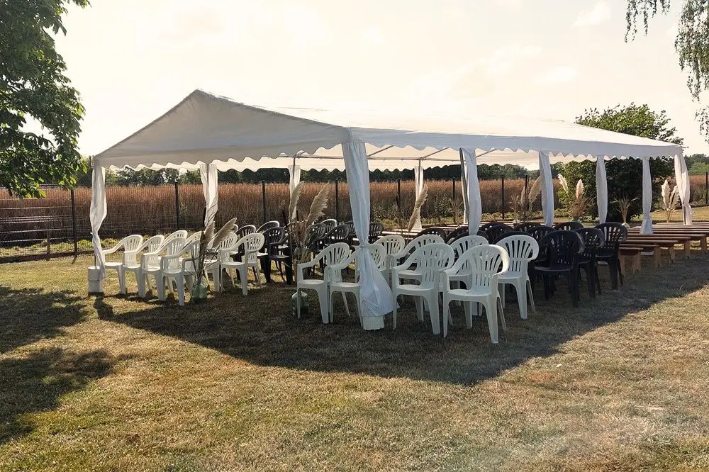 Chapiteau extérieur aménagé pour une cérémonie laïque ou un vin d'honneur au Domaine des 4S.
