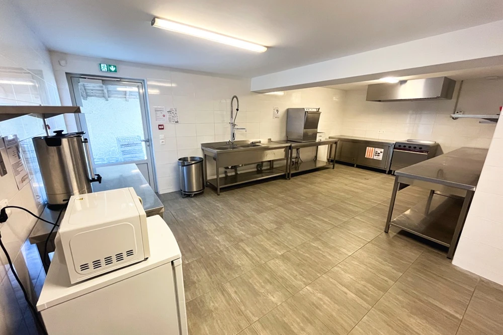 Grande cuisine équipée dans la salle de réception