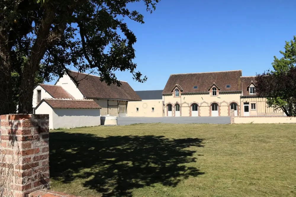 Entrée du Domaine des 4S avec sa salle de réception et ses bâtiments de caractère, idéale pour mariages, séminaires et réceptions.