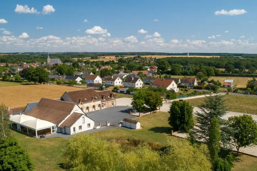 Vue aérienne du Domaine des 4S avec le jardin et le grand parking