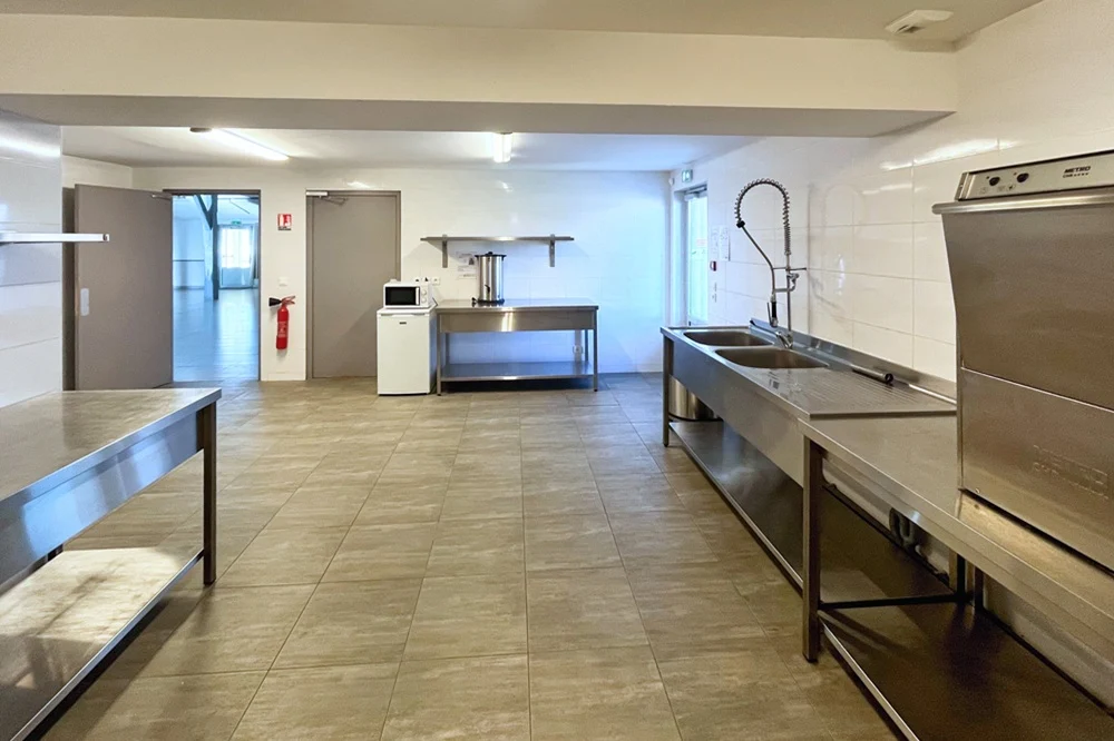 Grande cuisine avec plan de travail en inox au Domaine des 4S près de Vendôme
