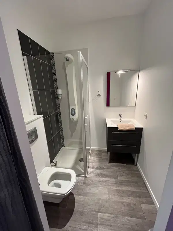 Salle de bain avec toilette dans les chambres