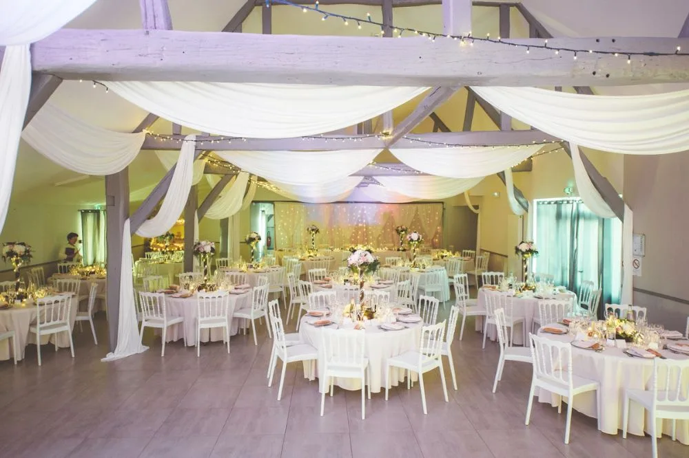 Salle de réception joliment décorée