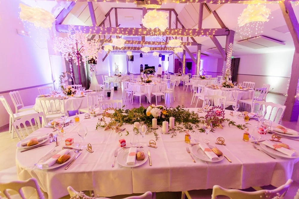 Salle de réception du Domaine des 4S près de Vendôme, aménagée pour un mariage avec une décoration élégante et lumineuse.