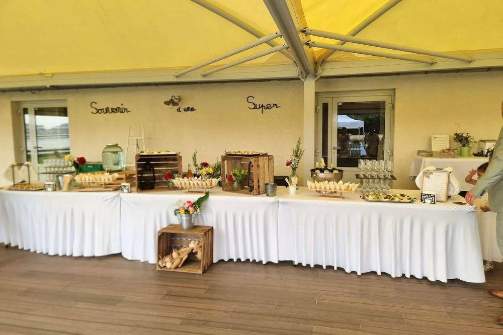 Buffet à la terrasse couverte du Domaine des 4S