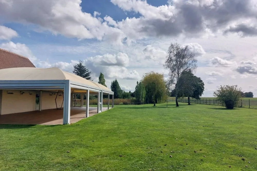 Terrasse couverte de 145 m² avec le jardin d'1 hectare du Domaine des 4S