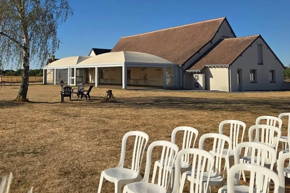 Extérieur de la salle de réception avec la véranda au Domaine des 4S.